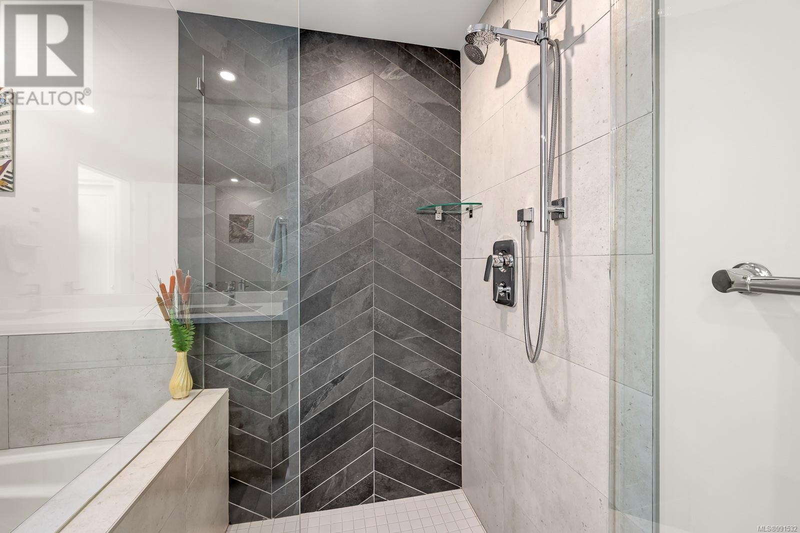 536 Island Highway #301 Property Photo 26