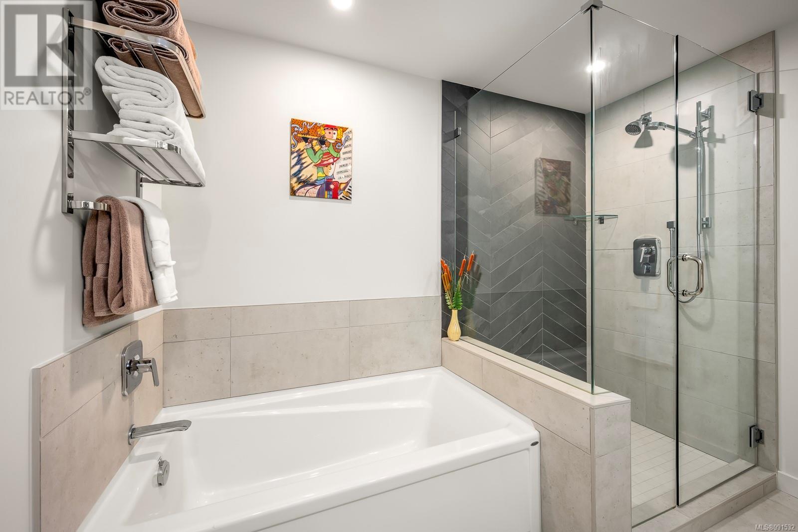 536 Island Highway #301 Property Photo 27