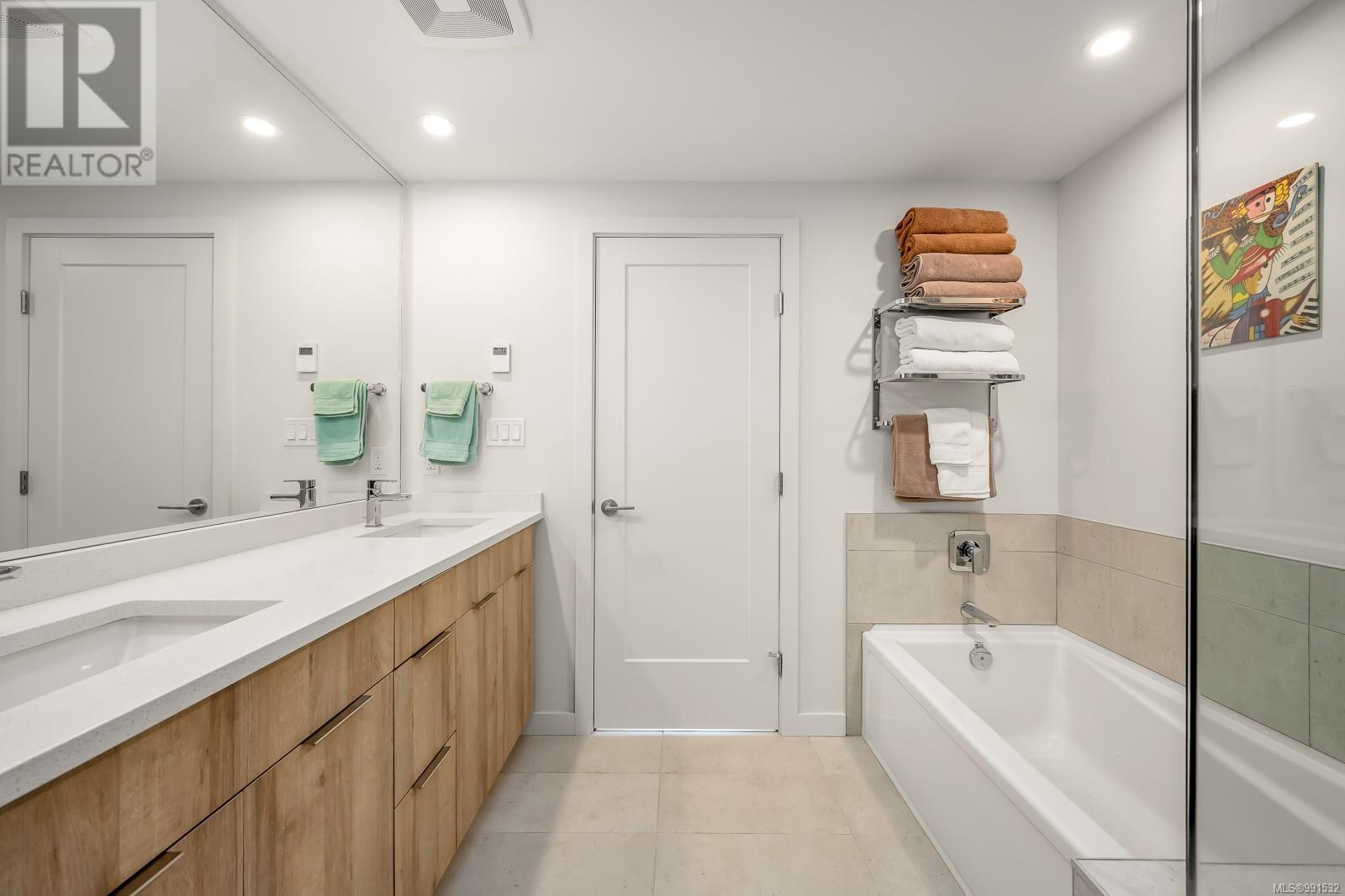 536 Island Highway #301 Property Photo 28