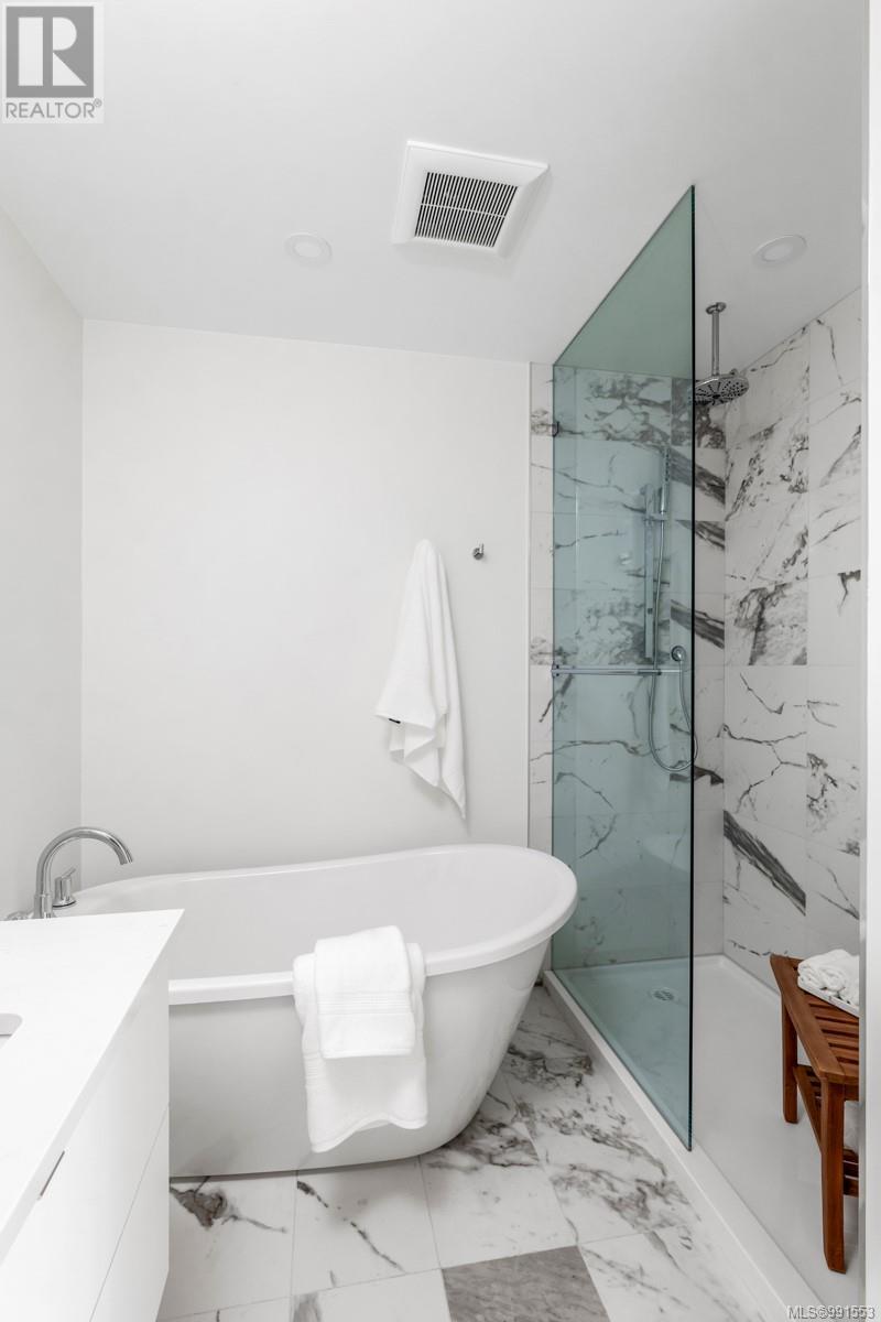 906 1628 Store St Property Photo 22