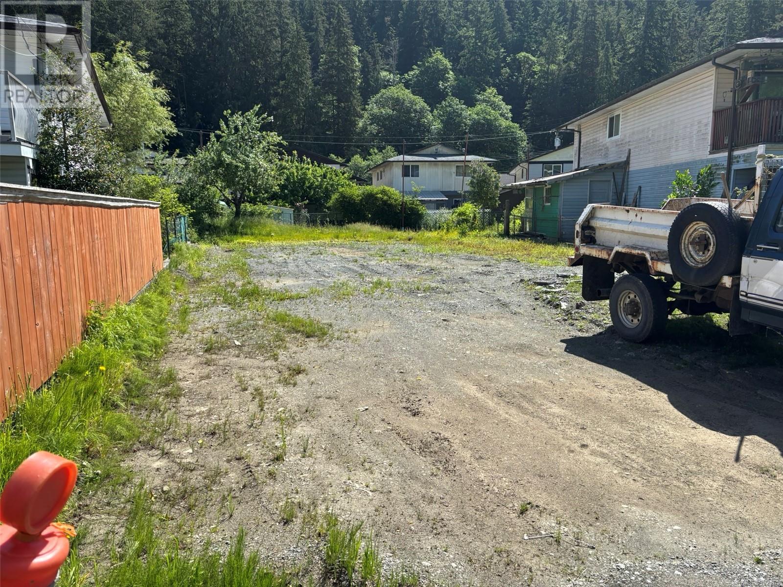 525 Maquinna Dr N Property Photo 2