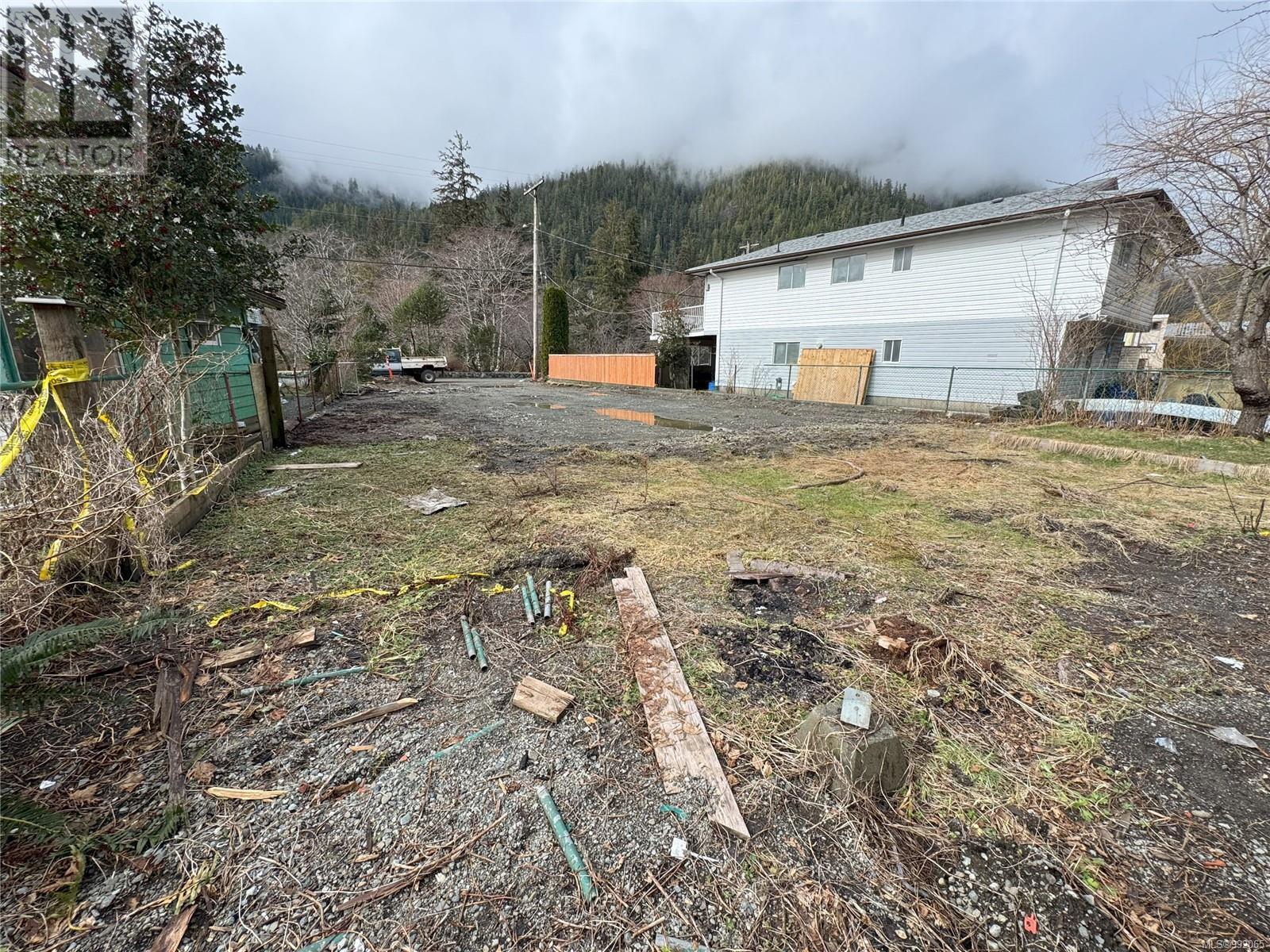 525 Maquinna Dr N Property Photo 4