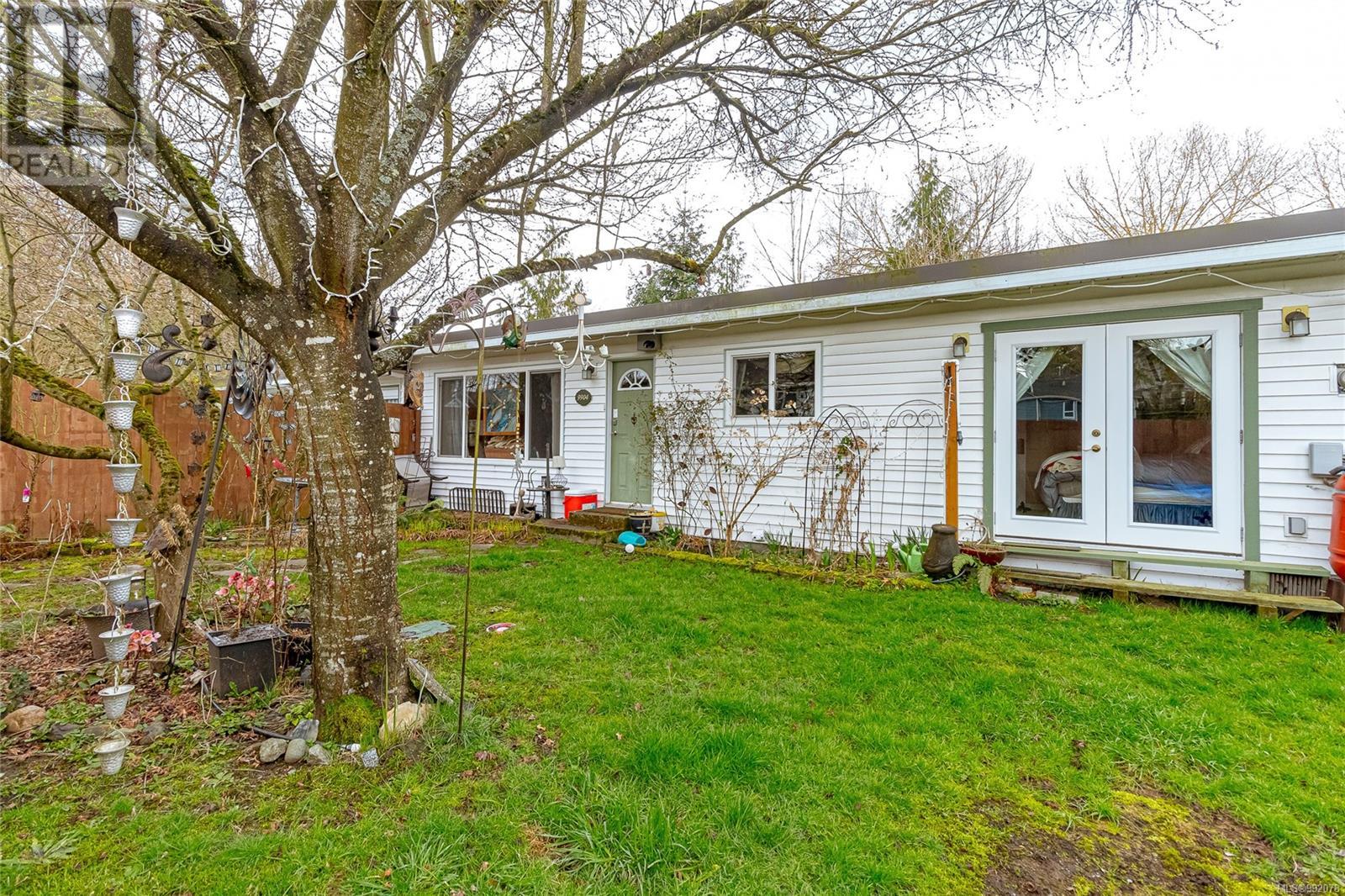 9904 Lang St Property Photo