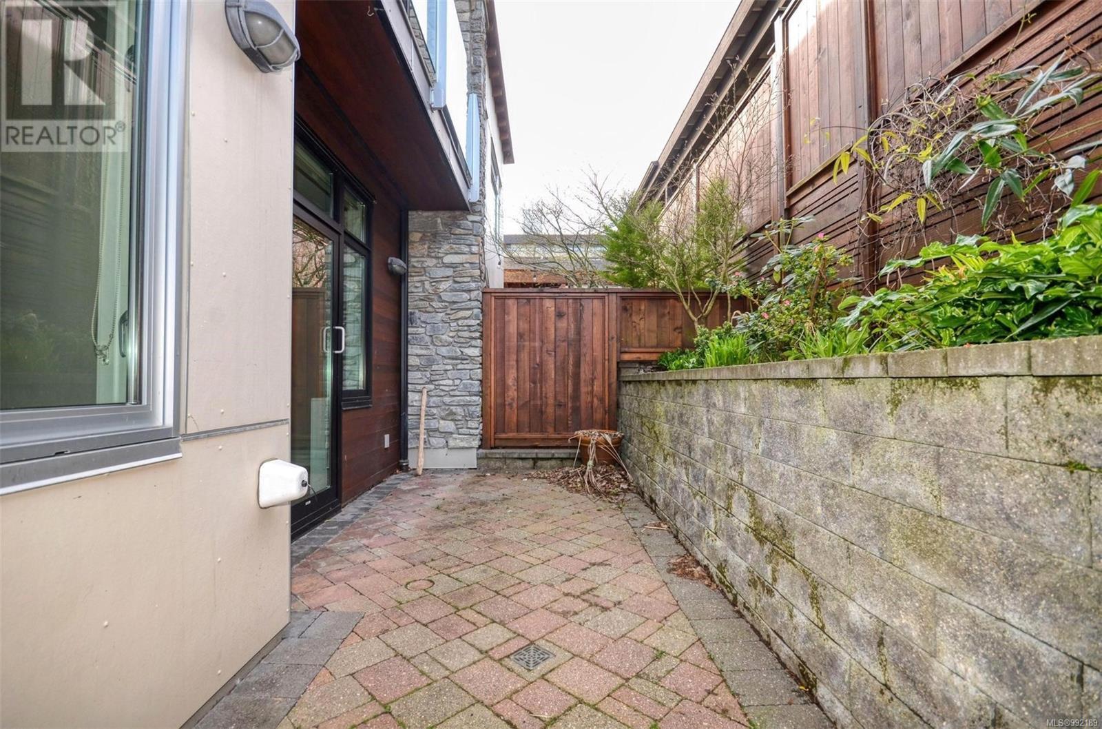 102 9820 Seaport Pl Property Photo 4