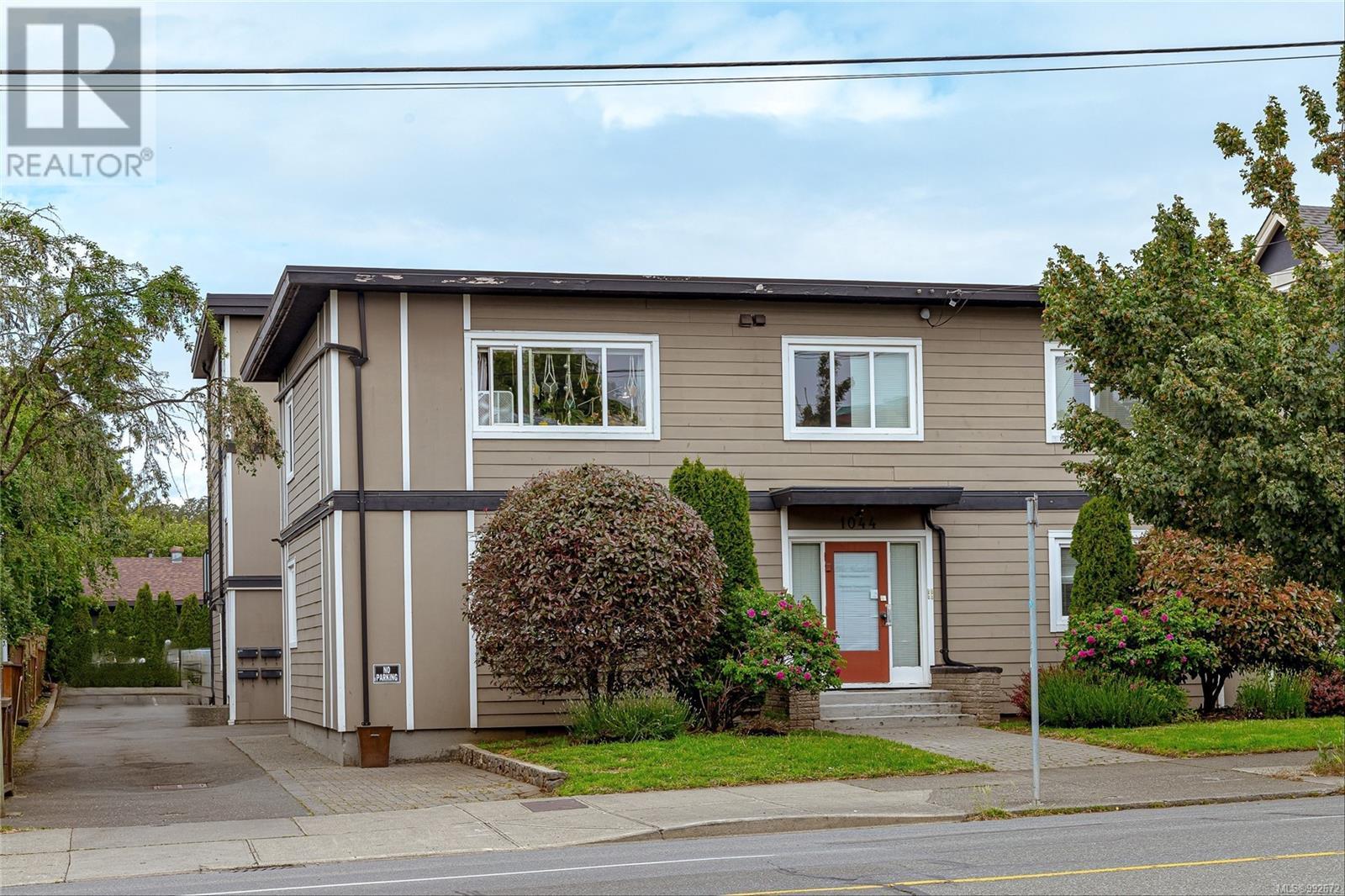 1044 Hillside Ave Property Photo 3