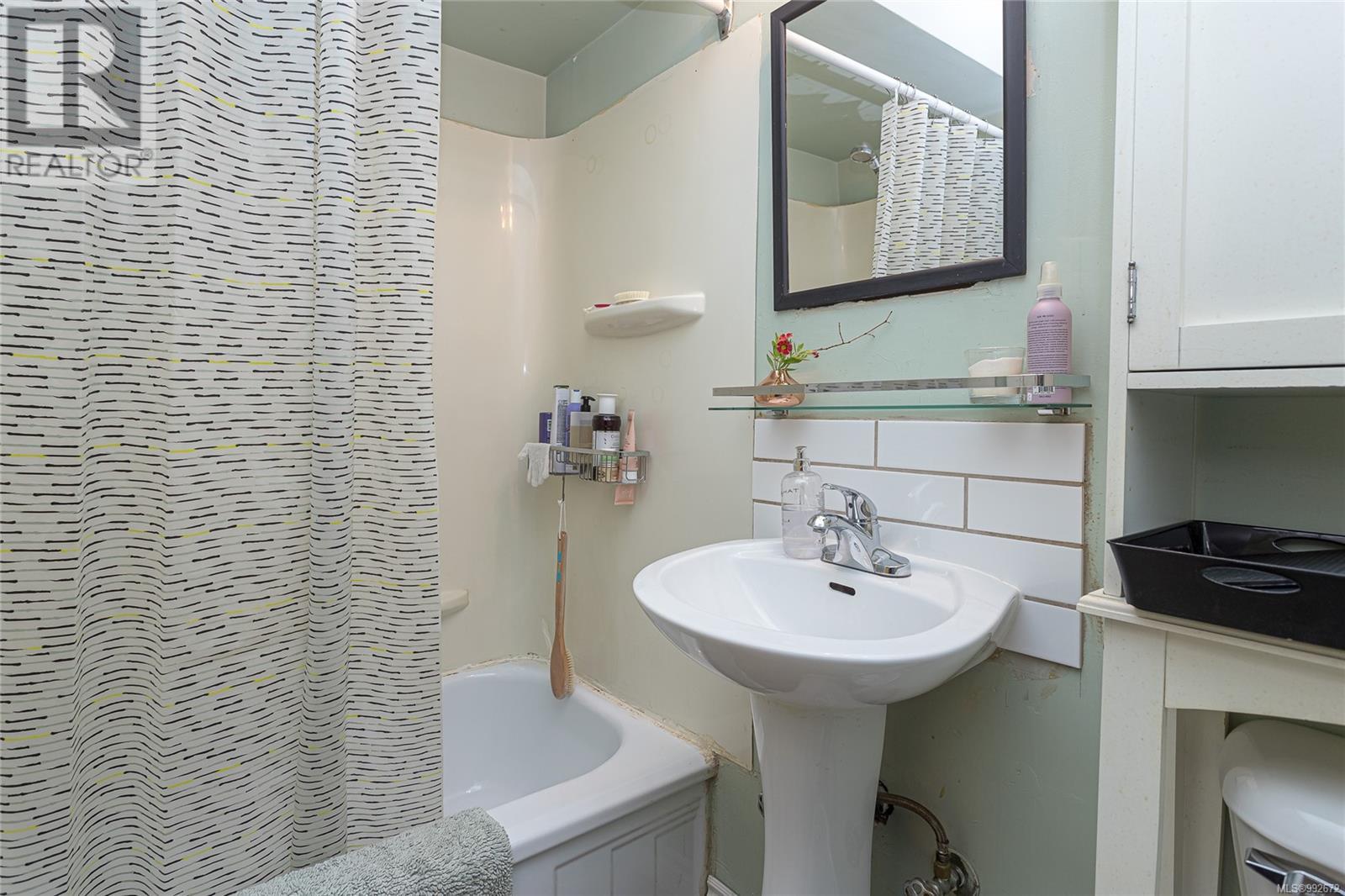 1044 Hillside Ave Property Photo 44