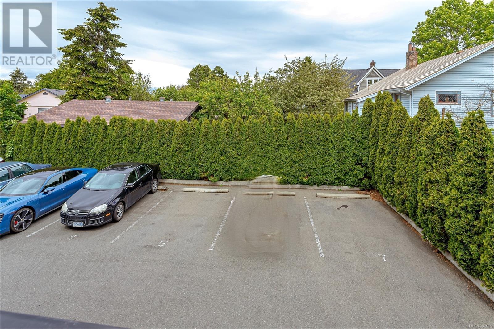 1044 Hillside Ave Property Photo 52