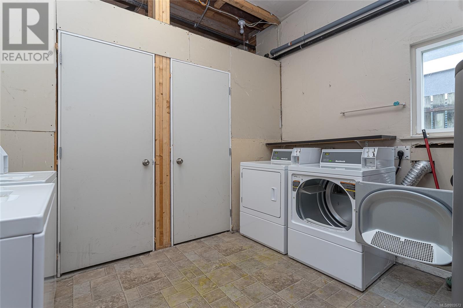 1044 Hillside Ave Property Photo 54