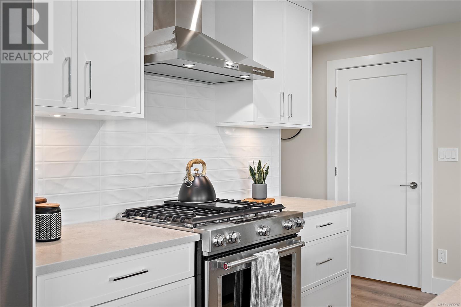 209 2520 Hackett Cres Property Photo 16