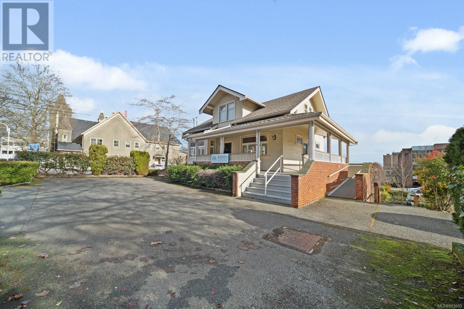 348 Wesley St Property Photo 2