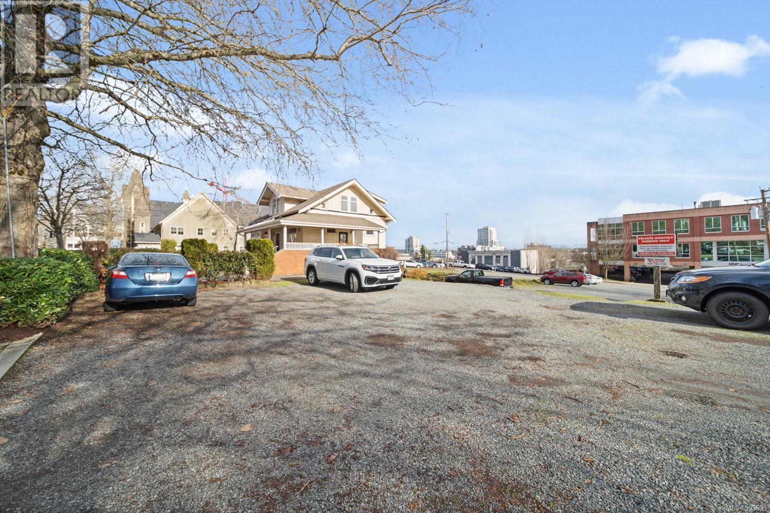 348 Wesley St Property Photo 4