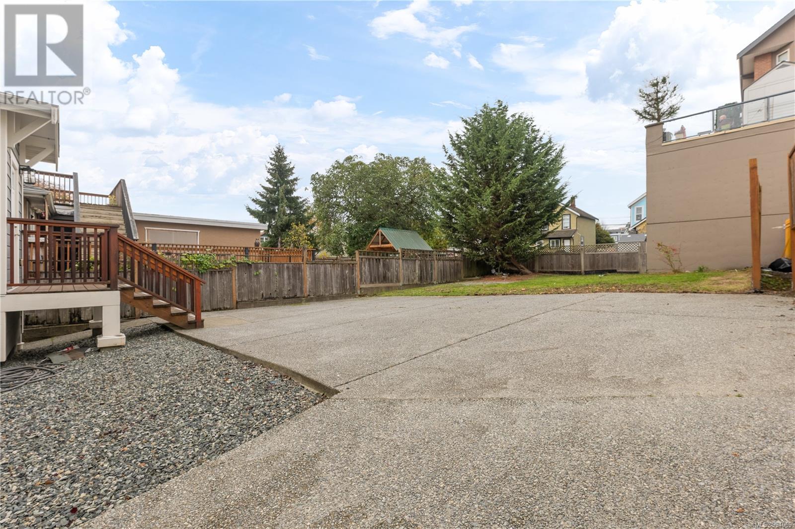 351 Wesley St Property Photo 13