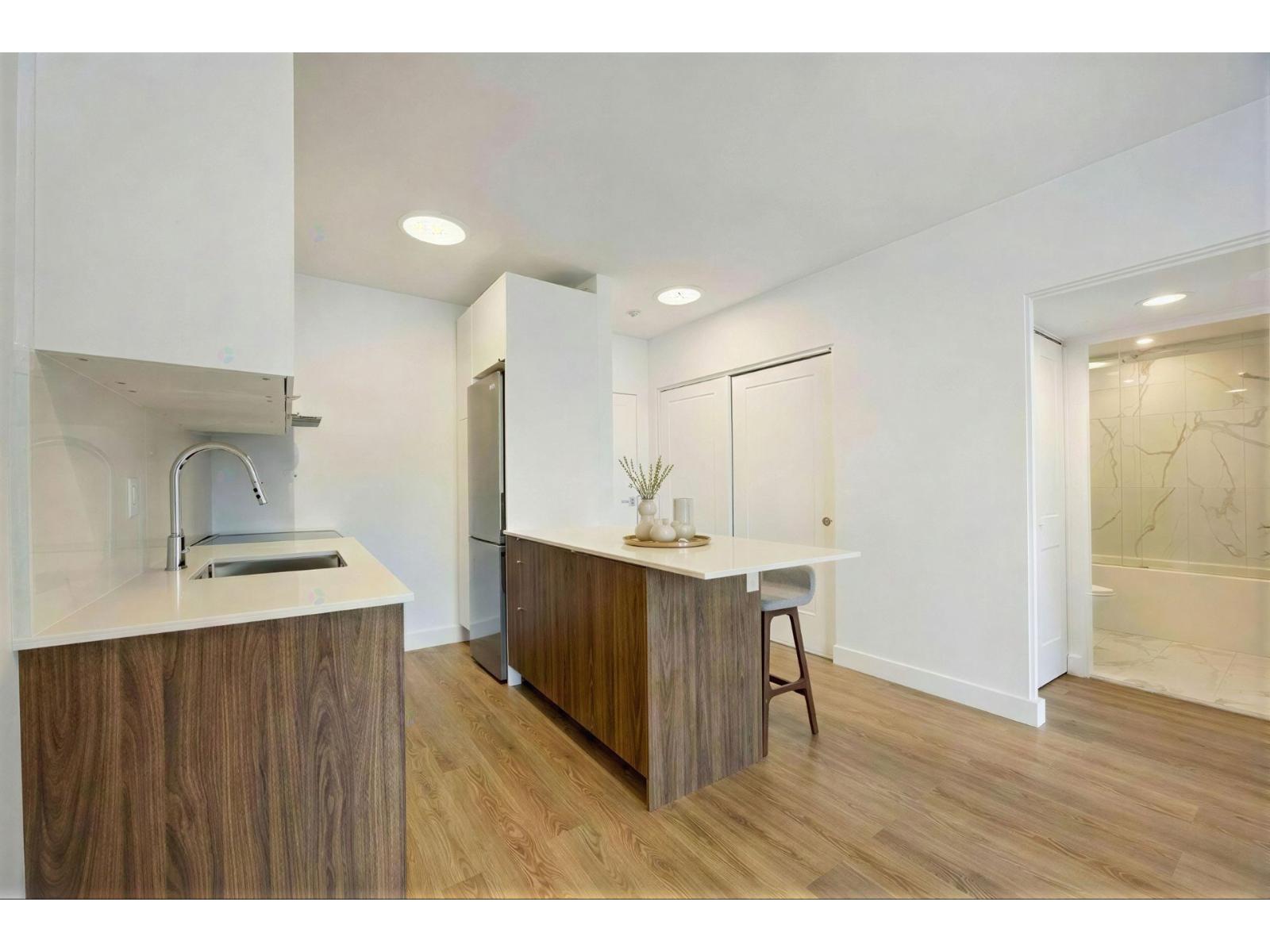 4282 Boul. Dorchester O., #606 Property Photo 3