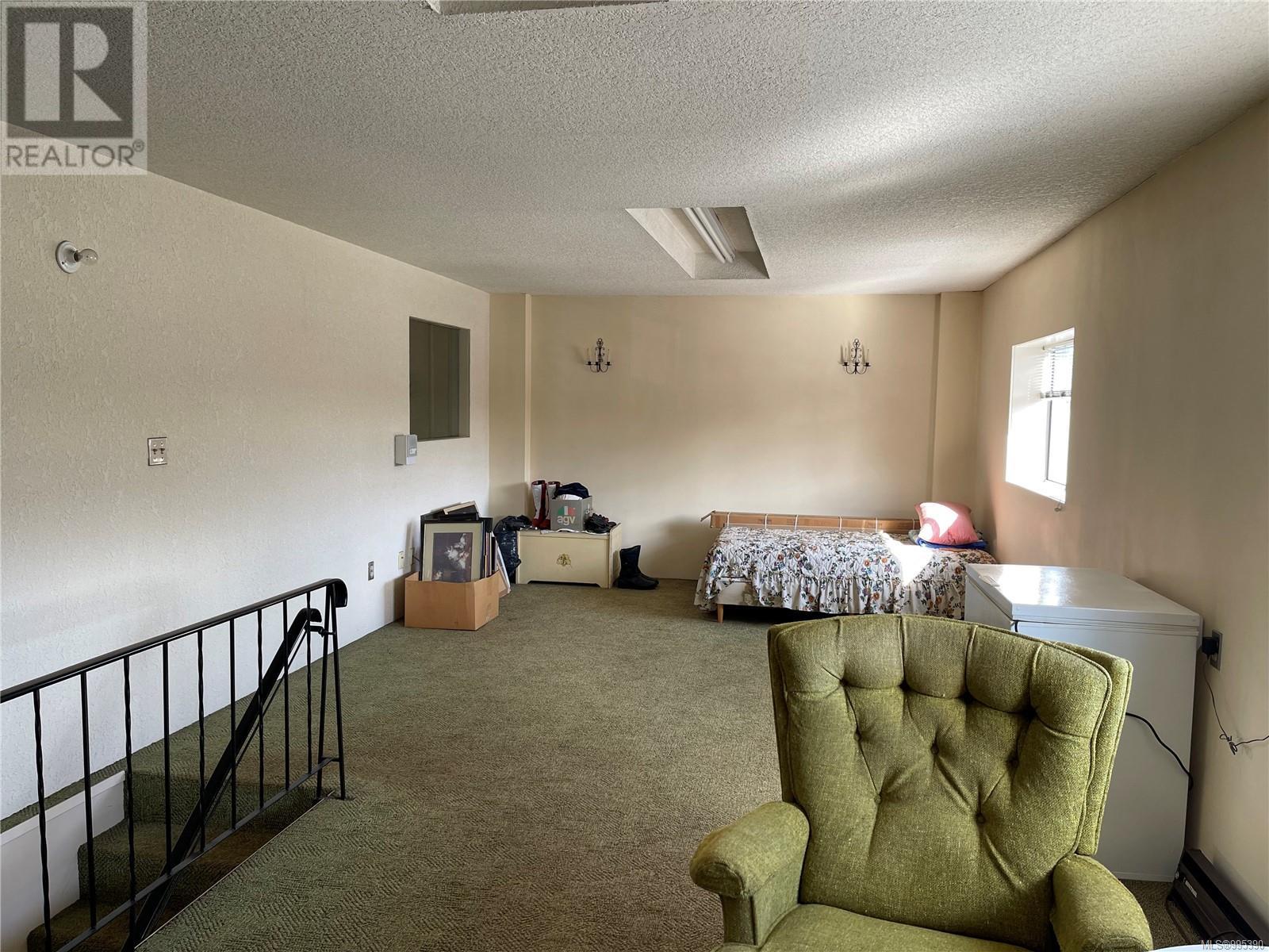 4494 Margaret St Property Photo 16