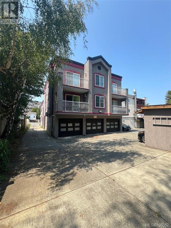 3185 Quadra St Property Photo 1