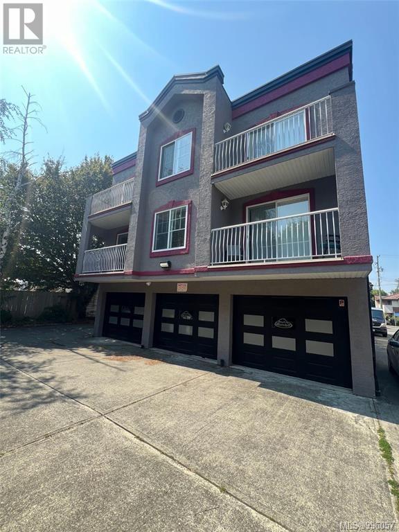 3185 Quadra St Property Photo 4
