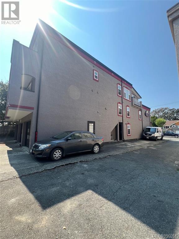 3185 Quadra St Property Photo 5