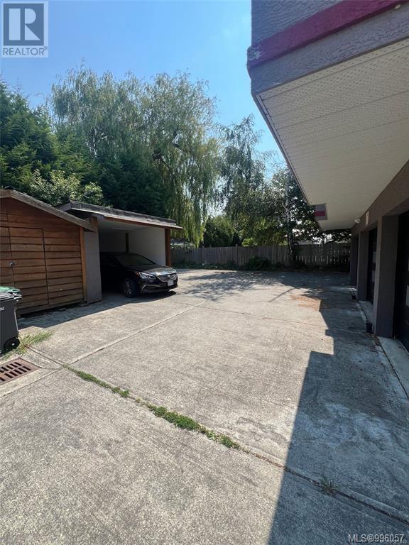 3185 Quadra St Property Photo 11