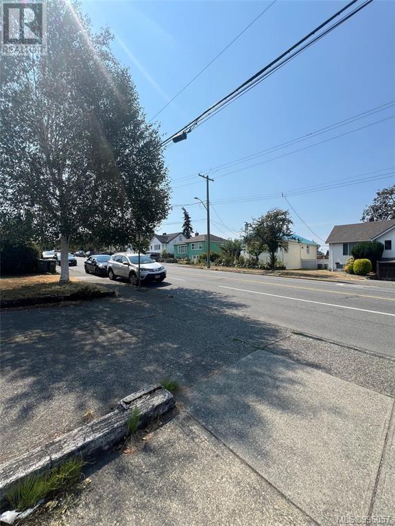 3185 Quadra St Property Photo 15