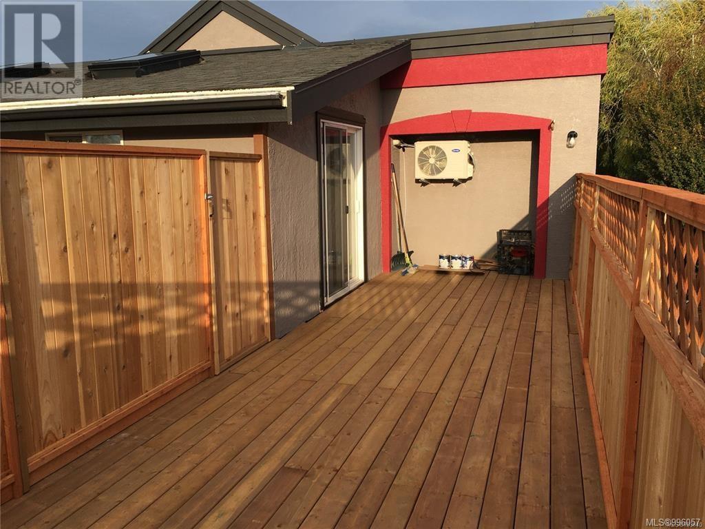 3185 Quadra St Property Photo 19