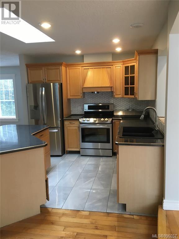 3185 Quadra St Property Photo 25