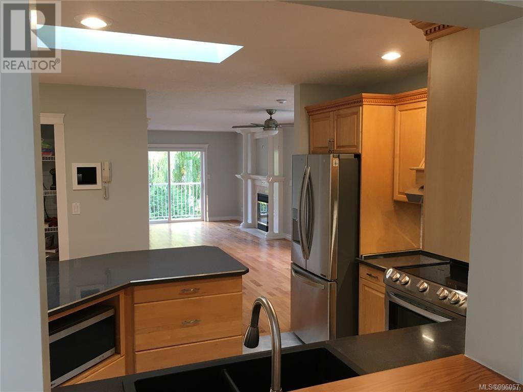 3185 Quadra St Property Photo 29