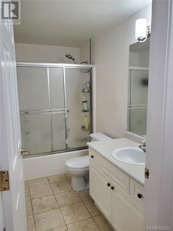 3185 Quadra St Property Photo 37