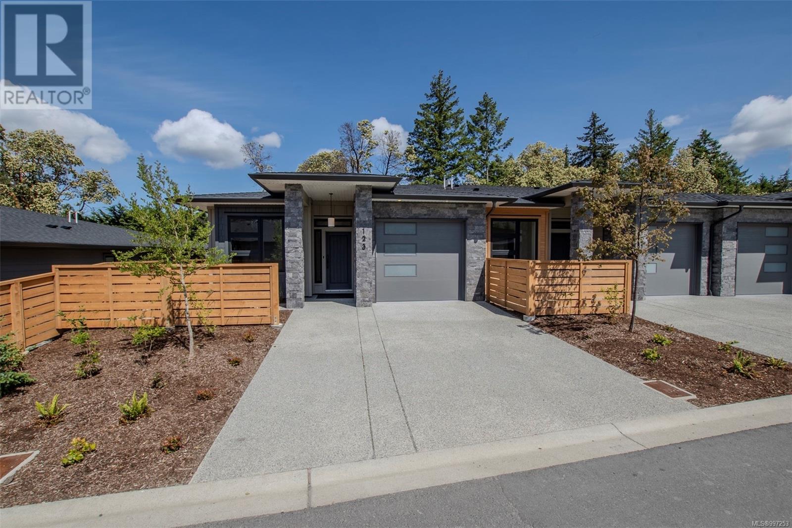 107 1234 Viewtop Rd
