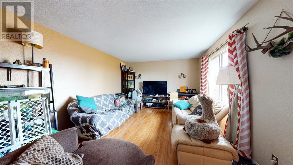 428 2 Street Property Photo 8