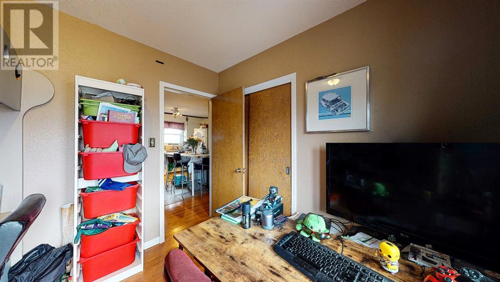 428 2 Street Property Photo 16