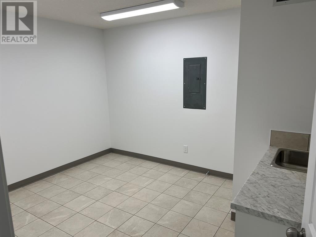 105, 10071 120 Avenue Property Photo 3
