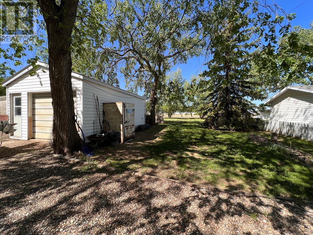 5236 52 Street Property Photo 2