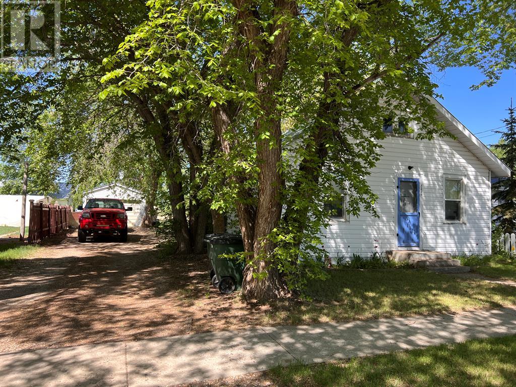 5236 52 Street Property Photo 4