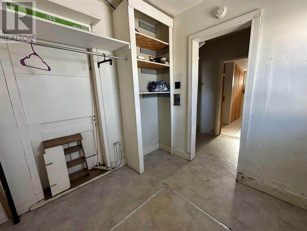 5236 52 Street Property Photo 5