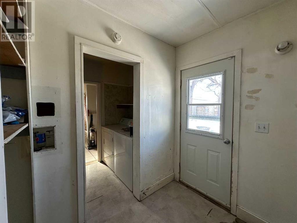 5236 52 Street Property Photo 6
