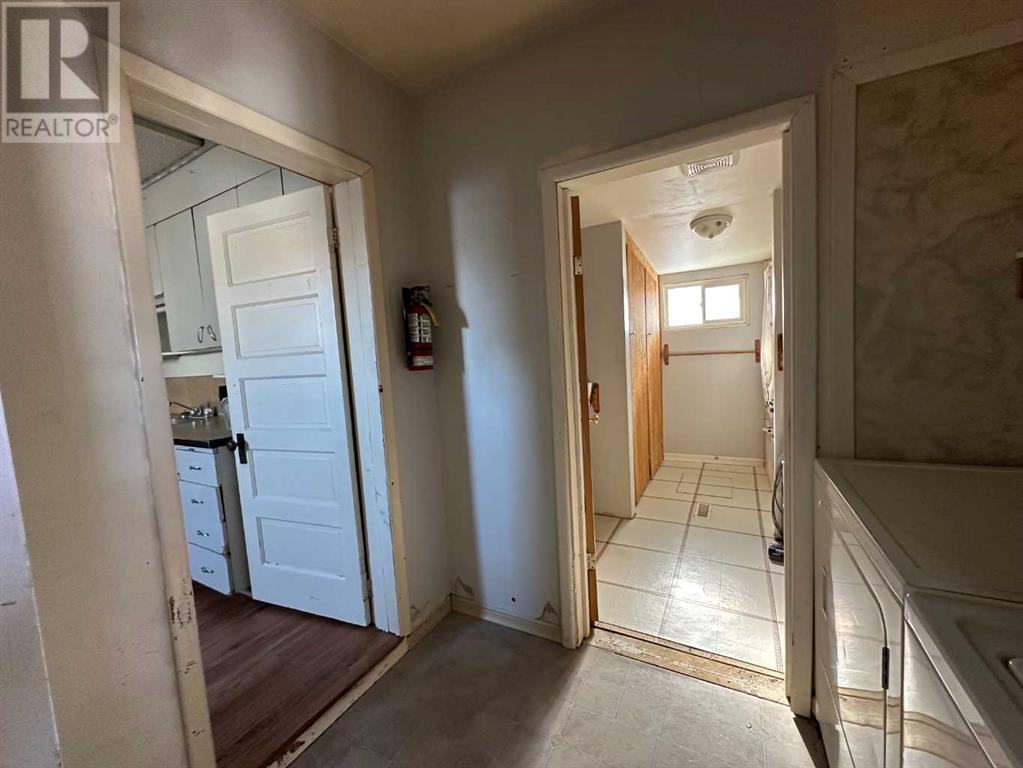 5236 52 Street Property Photo 7
