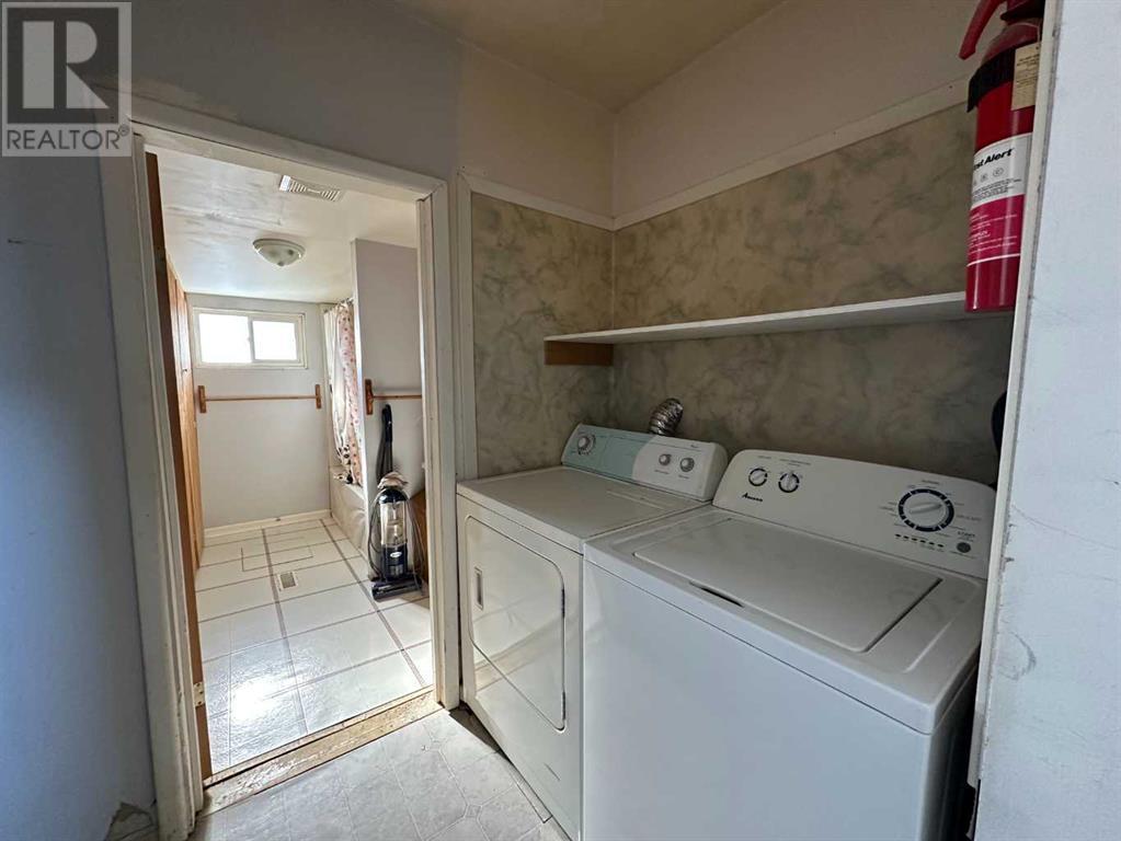 5236 52 Street Property Photo 8