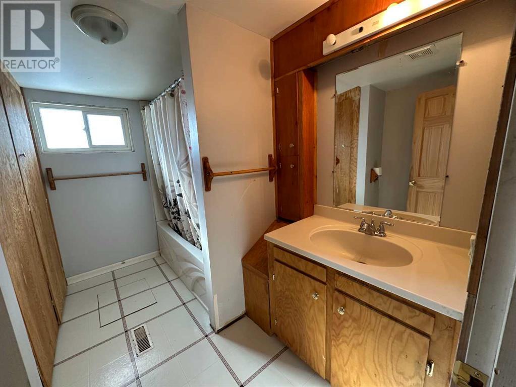 5236 52 Street Property Photo 9