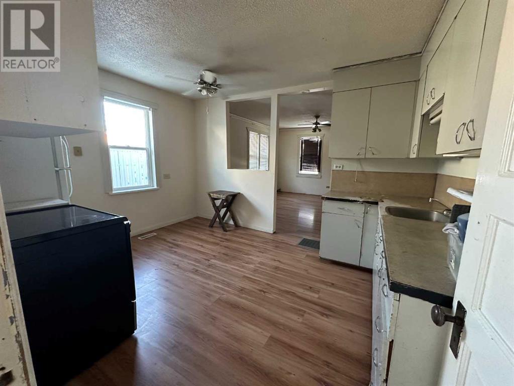 5236 52 Street Property Photo 10