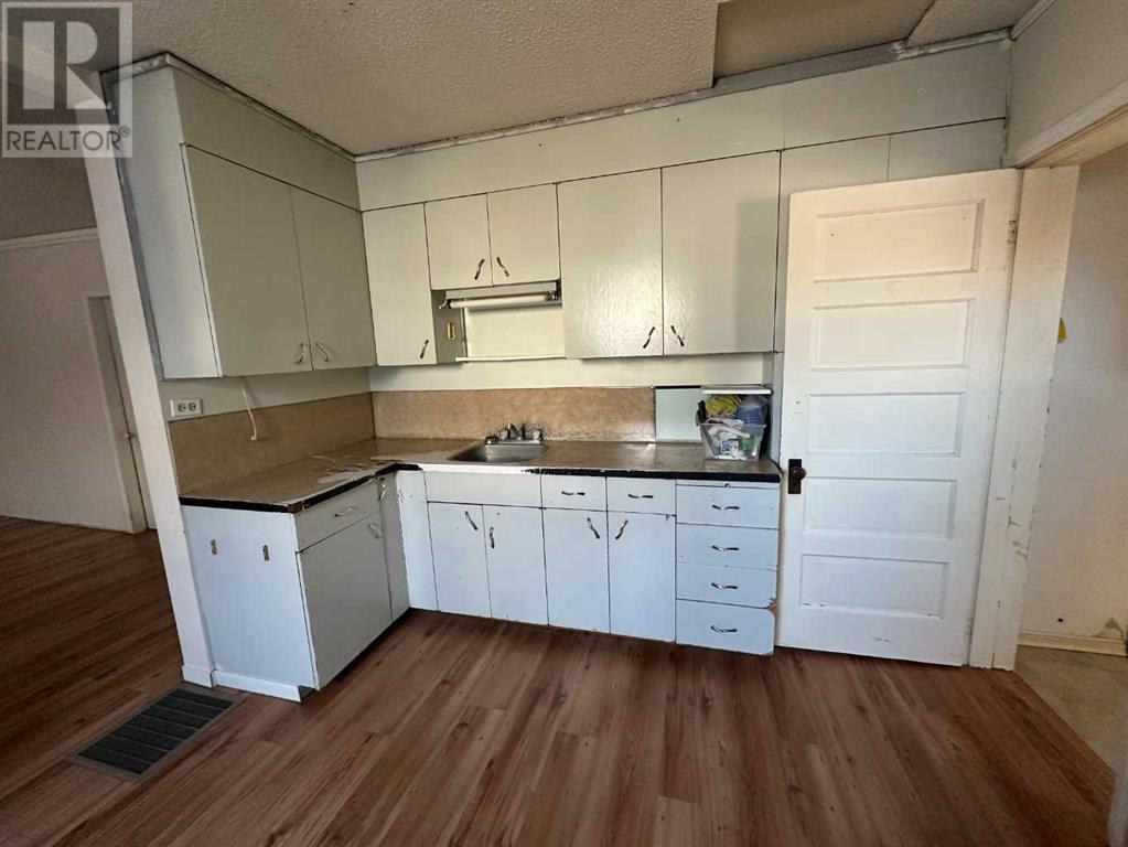 5236 52 Street Property Photo 11