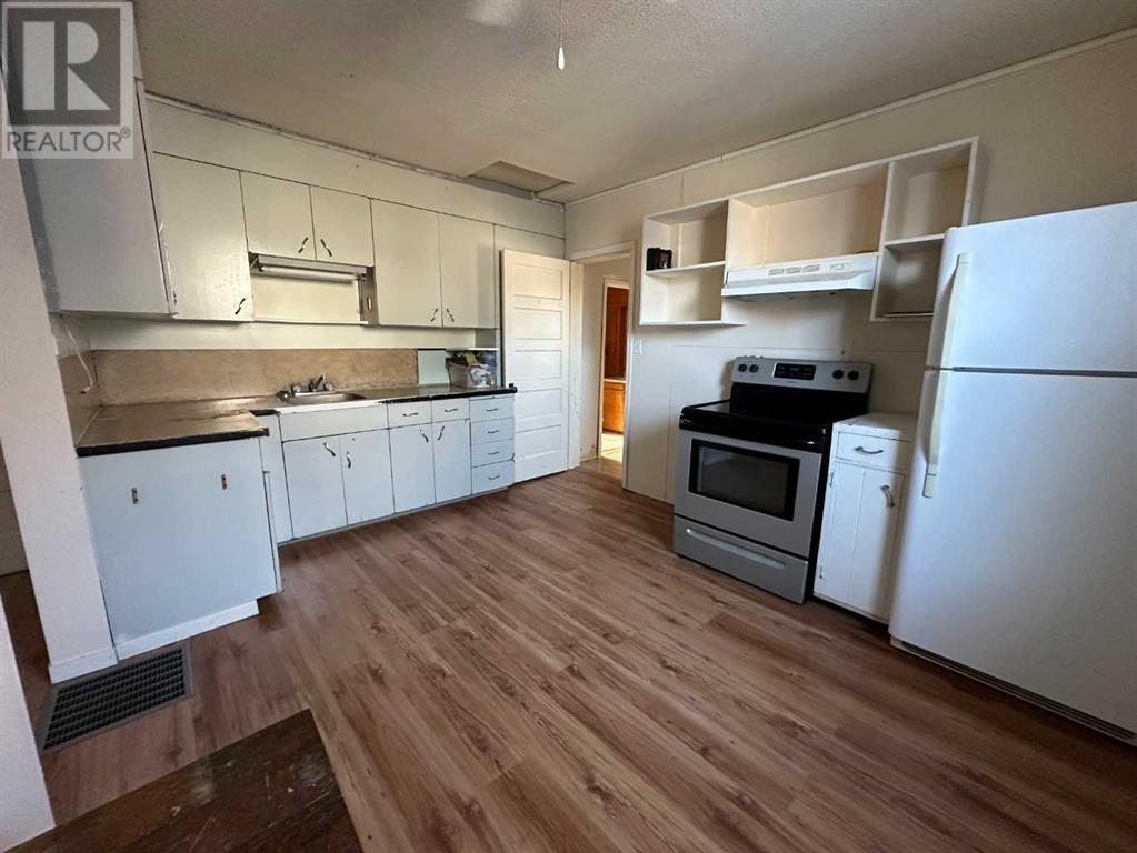 5236 52 Street Property Photo 12
