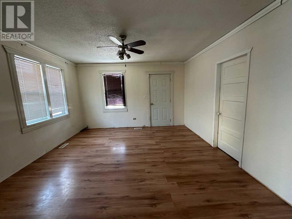 5236 52 Street Property Photo 13