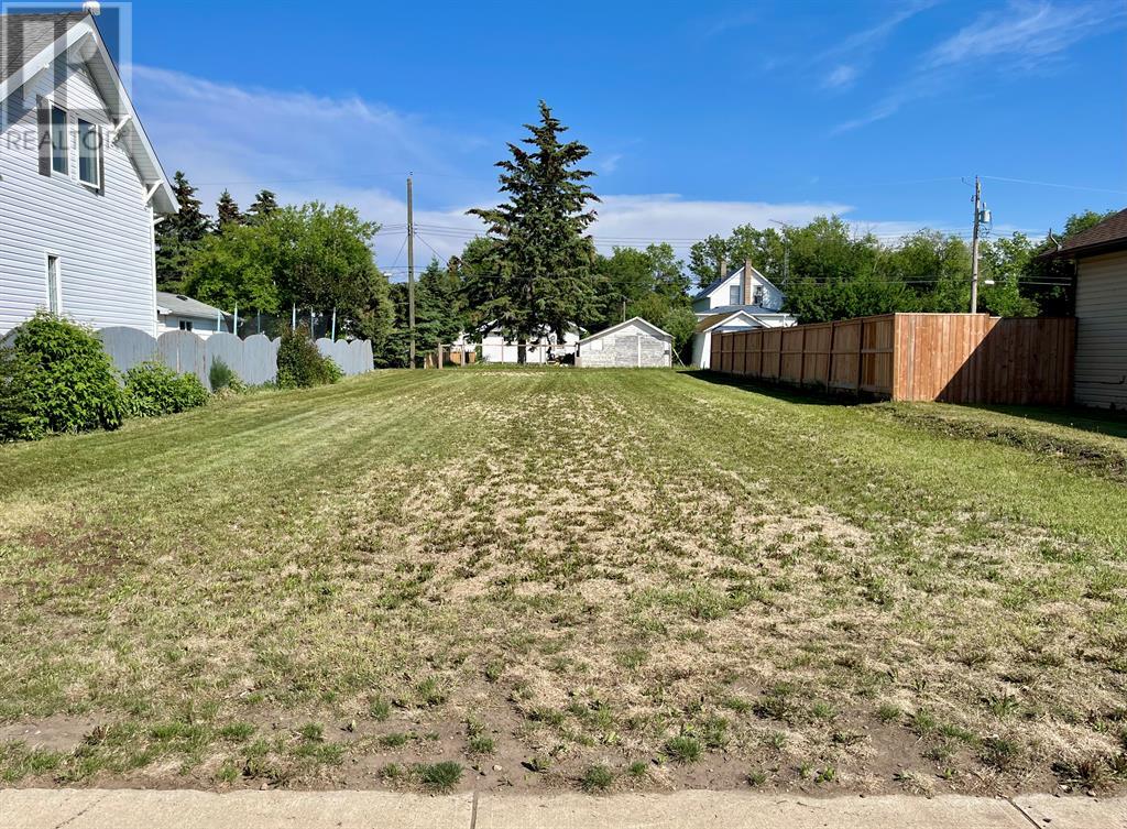 5029 54 Street Property Photo 2