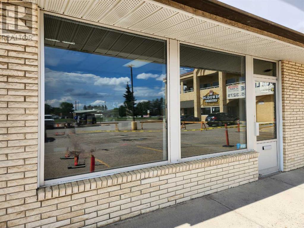116, 4402 52 Avenue Property Photo 1