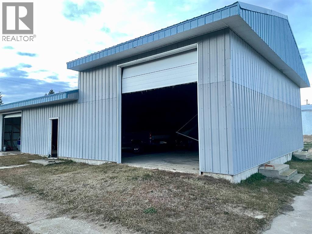4904 51 Street Property Photo 2