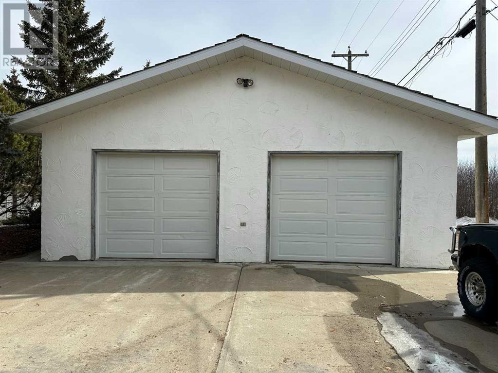 4437 54 Avenue Property Photo 2