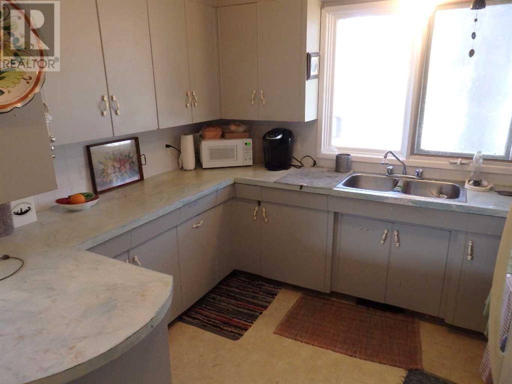 4415 52 Street Property Photo 8