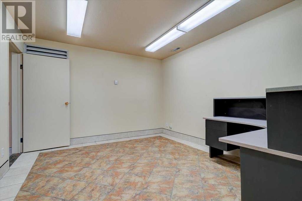 9113 111 Street Property Photo 14