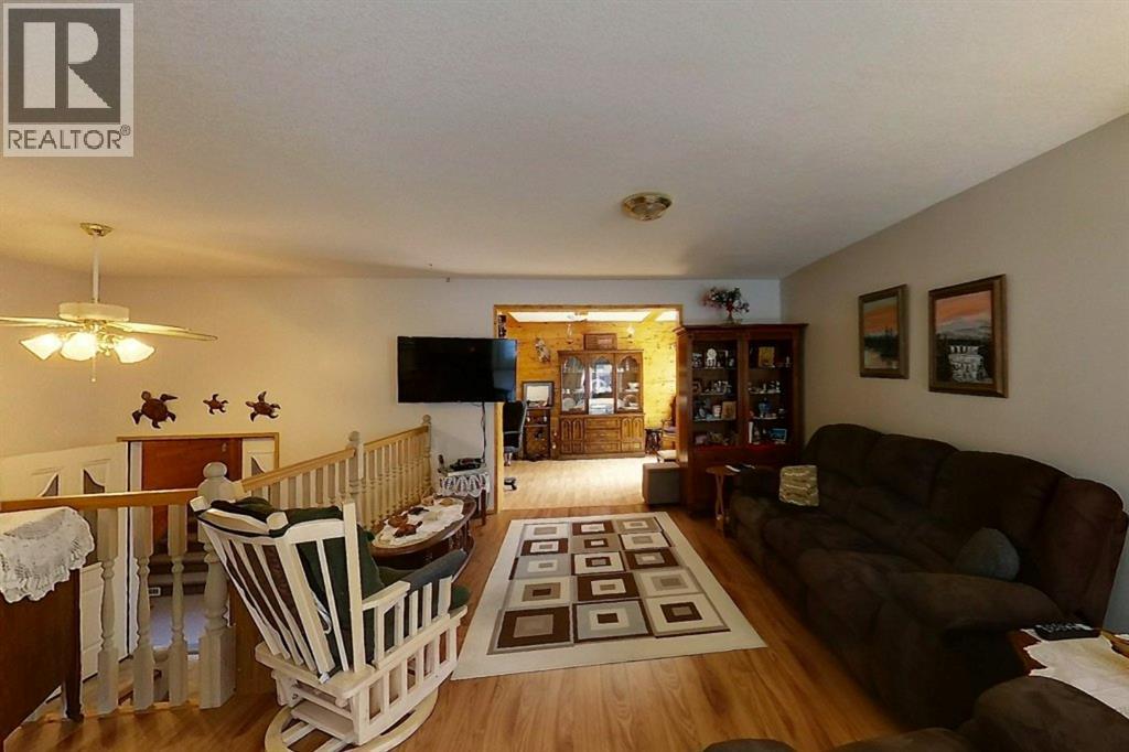 5114 49 Ave Property Photo 3