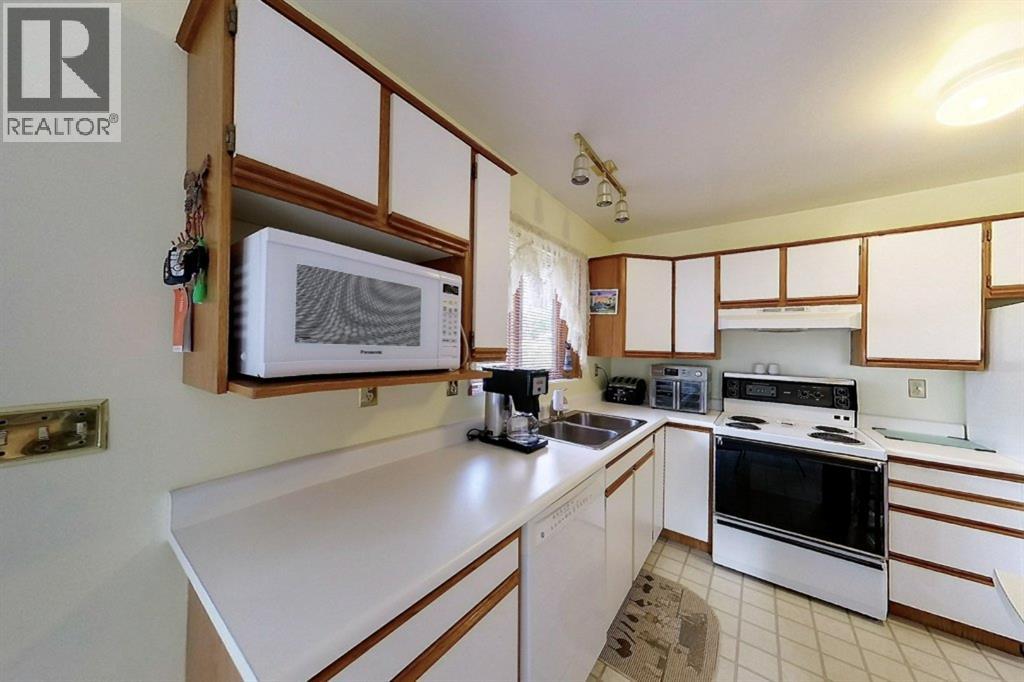 5114 49 Ave Property Photo 8